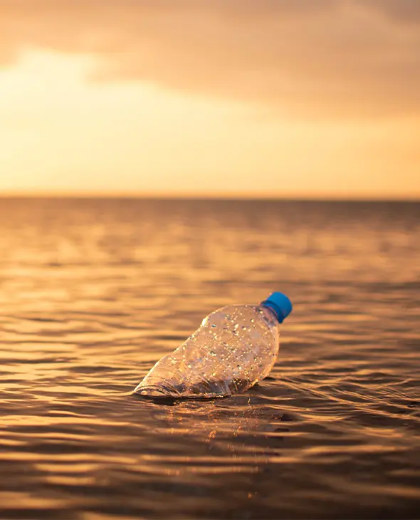 Plastic fles drijvend in de oceaan